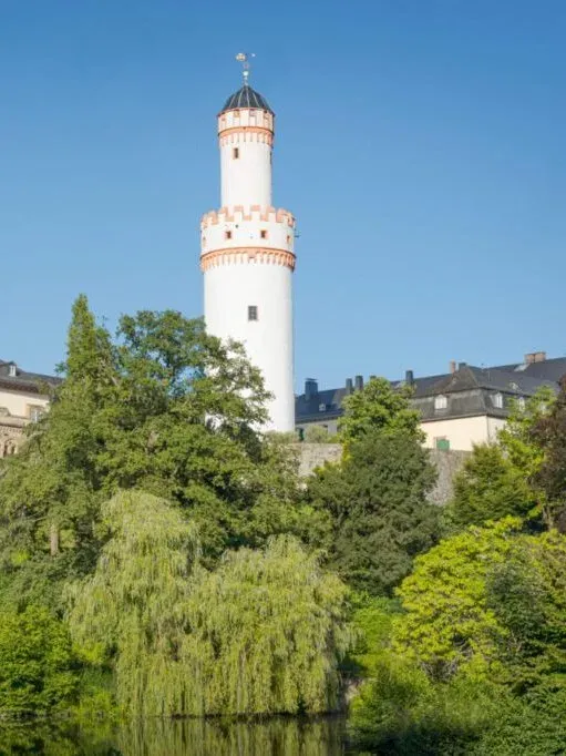 Weißer Turm im Schlosspark Bad Homburg